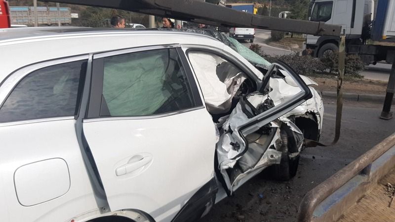 Gebze'de meydana gelen trafik kazasında kamyon ile otomobil çarpıştı.2 kişi
