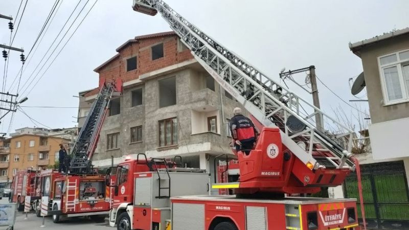Kocaeli'nin Gebze ilçesinde 4 katlı binanın çatı katında çıkan yangın