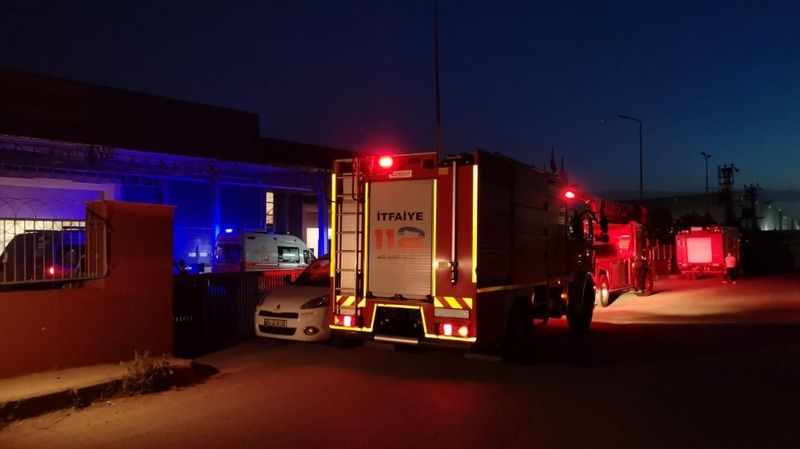 Kocaeli'nin Gebze ilçesinde güç kaynağı üreten bir fabrikada çıkan yangın,