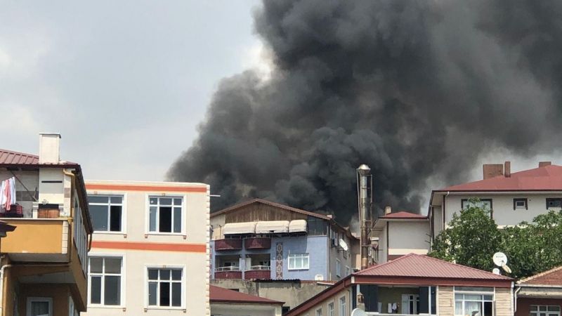 Kocaeli'nin Dilovası ilçesinde dört katlı apartmanın çatısında çıkan yangın söndürüldü.