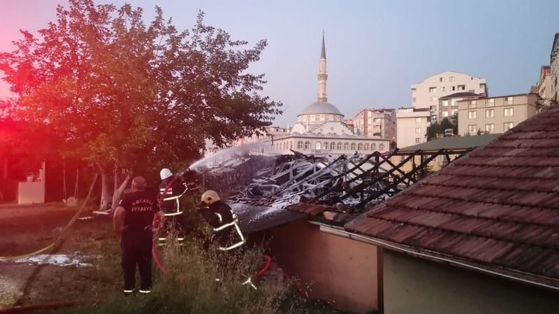Kocaeli'nin Gebze ilçesinde bir evde çıkan yangın itfaiye ekiplerince söndürüldü.