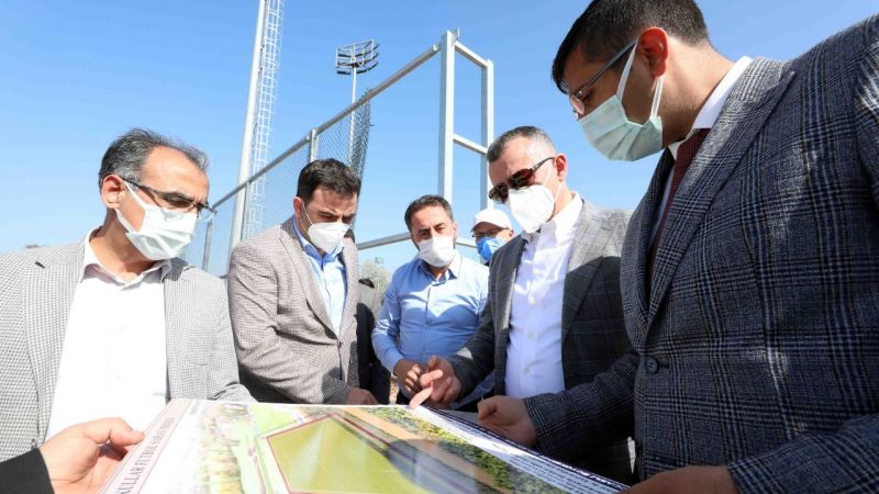 Başiskele’de yapılan Kullar Spor Tesisleri’nde yapılan suni çim sahasındaki çalışmayı