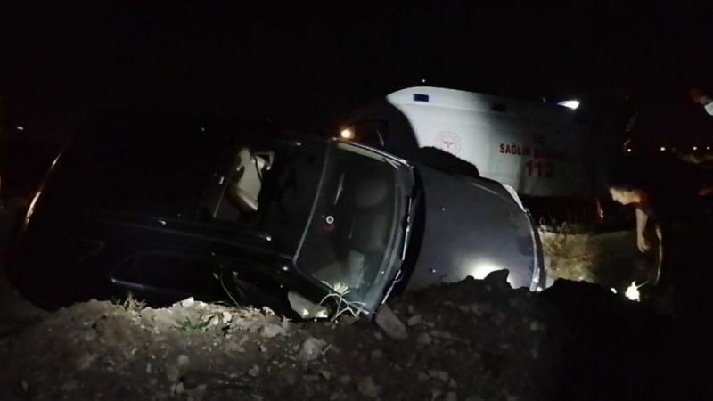 Gebze ilçesinde otomobilin kanala devrilmesi sonucu 2 kişi yaralandı.