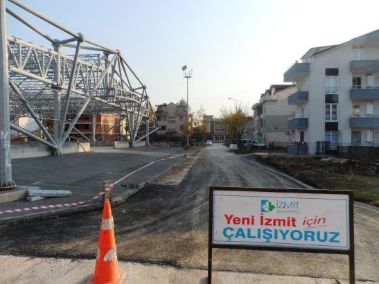 İzmit Belediyesi’nin mahallelerdeki asfalt çalışmaları devam ediyor. Fen İşleri Müdürlüğü