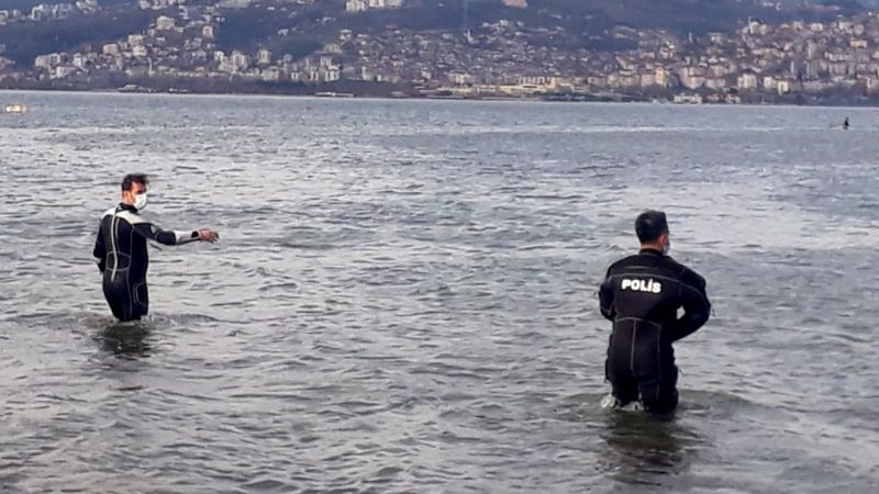 Kocaeli'nin İzmit ilçesinde kaçak midye avcıları, deniz polisinin kovalamacasından kaçamadı.