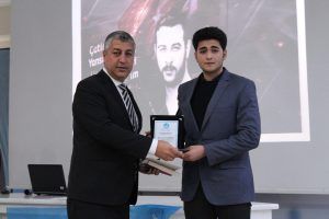 KAZANDIKLARI ÖDÜLÜ MEHMETÇİĞE BAĞIŞLADILAR Ülkü Ocakları Gölcük İlçe Başkanı Tuncay
