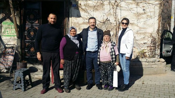 Kocaeli Valisi Hüseyin Aksoy, eşi Hülya Aksoy’la birlikte Tavşancıl’da çat