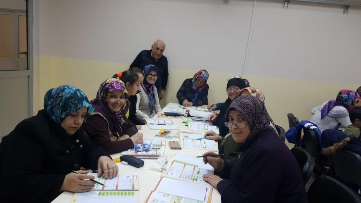 İzmit Belediyesi ve Halk Eğitim Müdürlüğü ortaklığındaki İZMEK’te okuma-yazma kursunda