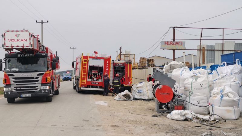 Kocaeli'nin Gebze ilçesinde bir geri dönüşüm tesisinde plastik maddelerin depolandığı