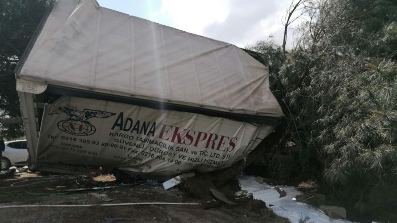 Kocaeli'nin Çayırova ilçesinde devrilen tırın şoförü yaralandı.