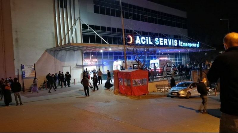Kocaeli’nin Gebze ilçesinde bir kişi, trafikte kamyonetiyle önünü kesip ateş