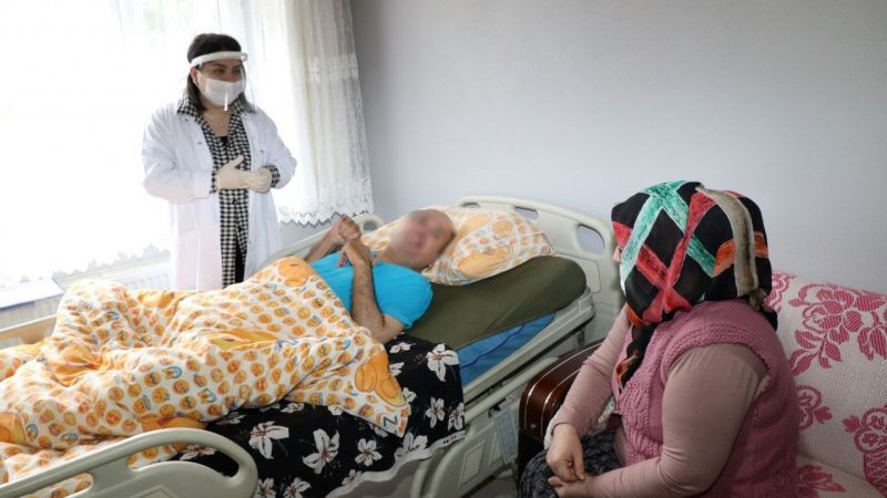 Kocaeli'de, geçirdiği trafik kazası nedeniyle 14 yıldır yatalak olan eşine