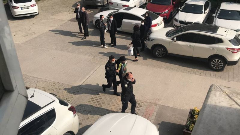 Kocaeli Adliyesi'ne ait otoparkta araçların lastiklerini makasla keserek zarar verdiği