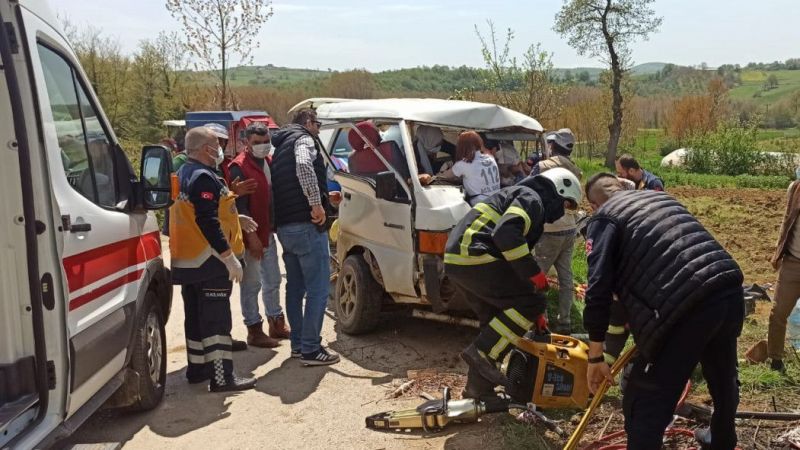 Kocaeli'nin Kandıra ilçesinde işçileri taşıyan minibüsün elektrik direğine çarpması sonucu