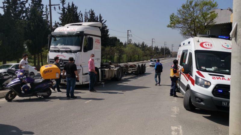 Kocaeli'nin Gebze ilçesinde tırla çarpışan motosikletin sürücüsü yaralandı.