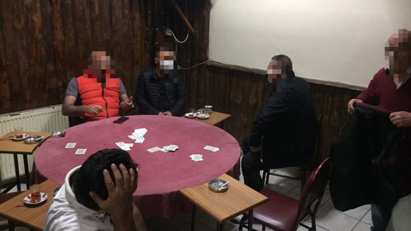 Kocaeli'nin Gebze ilçesinde iskambil oynayan 6 kişiye, yeni tip koronavirüs