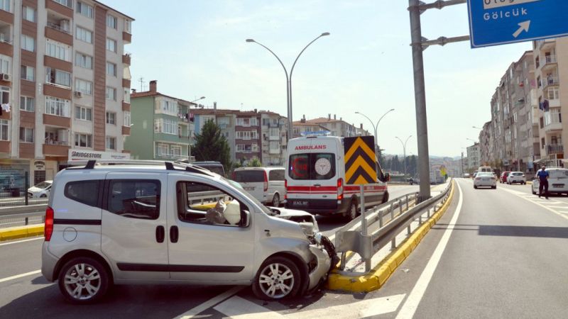 Kocaeli'nin Karamürsel ilçesinde refüje çarpan hafif ticari aracın sürücüsü yaralandı.