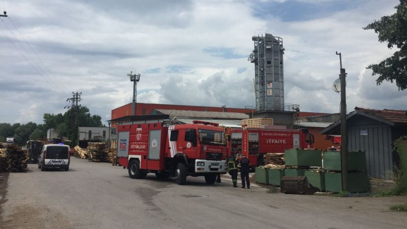 Kocaeli'nin İzmit ilçesinde, kereste fabrikasında çıkan yangın itfaiye ekiplerince söndürüldü.