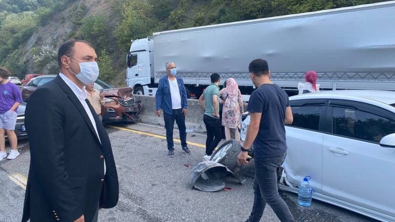 Geyve ilçesinde biri ambulans 4 aracın karıştığı kazaya ilk müdahaleyi