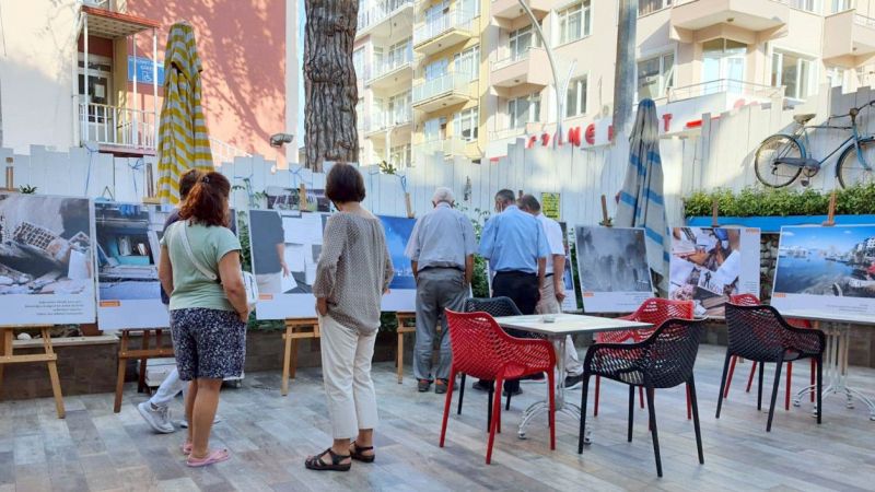 Kocaeli'nin Karamürsel ilçesinde deprem fotoğraflarının yer aldığı "Unutmak Yeniden Yaşamaktır