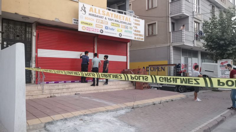 Arapçeşme Mahallesi Kavak Caddesi'ndeki hırdavat dükkanının işletmecisi C.M, silah sesleri