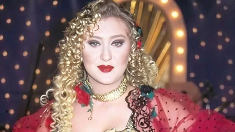 Arabesk müziğin sevilen isimlerinden 52 yaşındaki Güllü evinin balkonundan düşerek