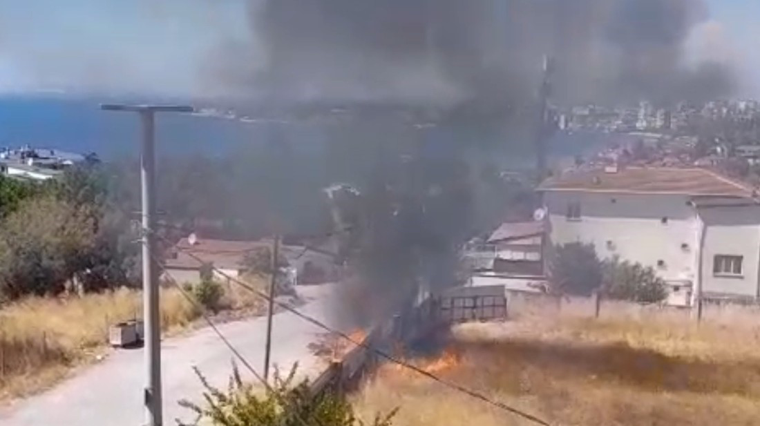 Kocaeli'nin Darıca ilçesinde otluk alanda çıkan yangın paniğe neden oldu.