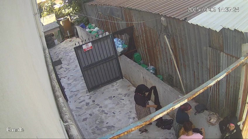 Kocaeli'nin Darıca ilçesinde 3 kadın, ara sokaktaki bir evin bahçesinde