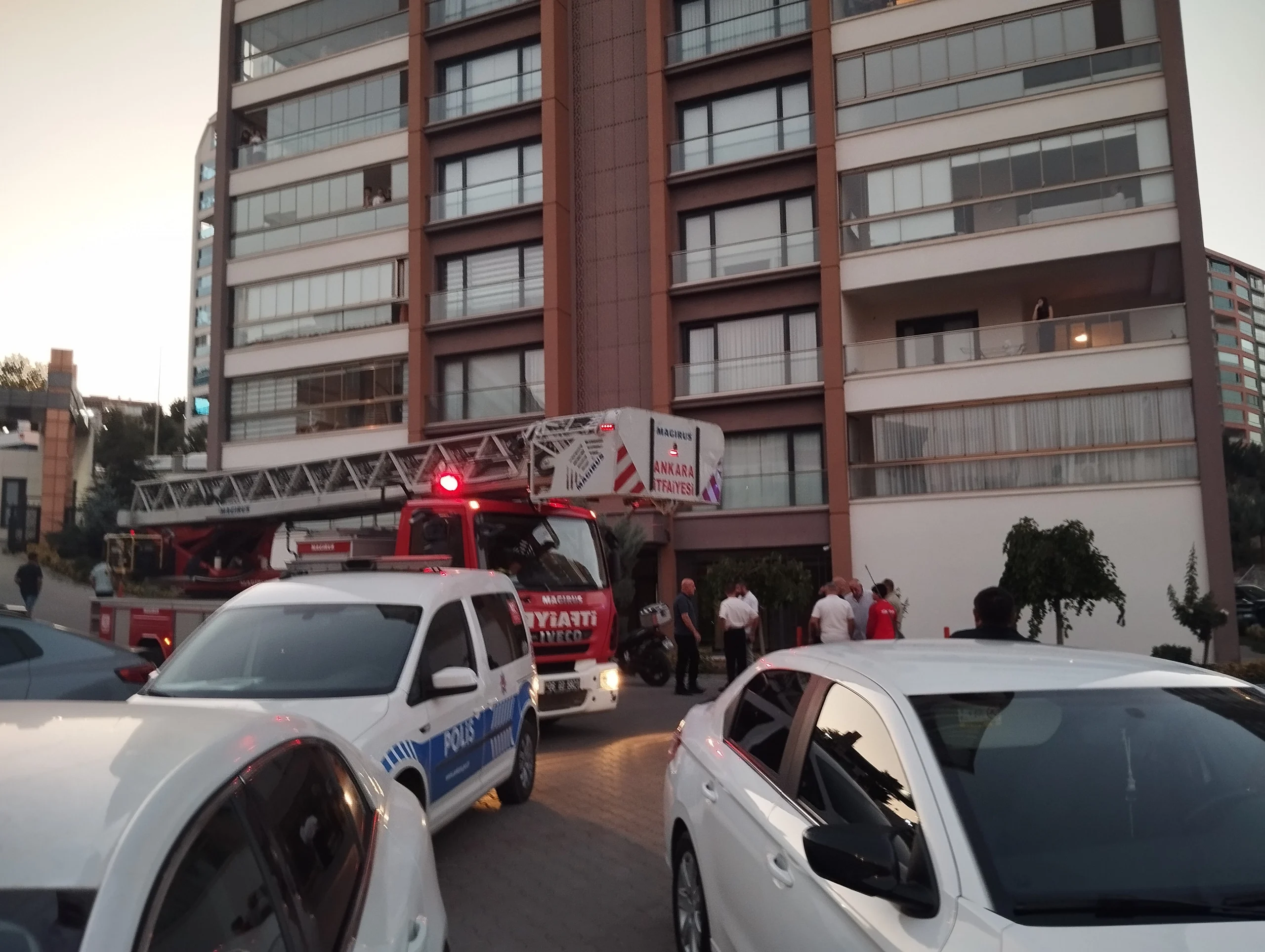 Ankara'da bir şahıs, boşanma aşamasındaki eşini çocuklarının yanında tabancayla vurarak