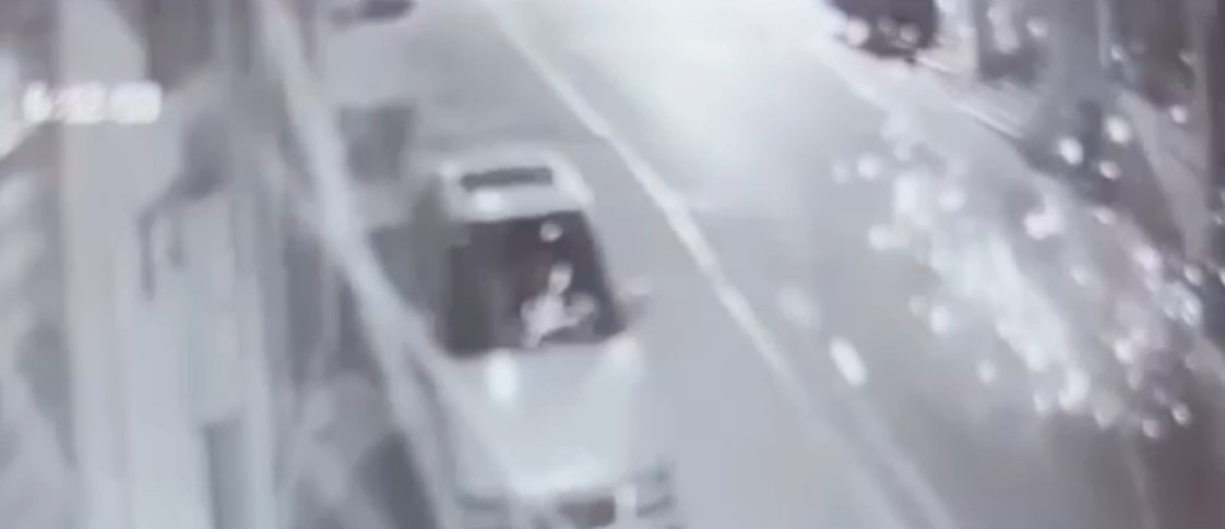 Kocaeli'nin Çayırova ilçesinde bir kişinin yol kenarına attığı ve el