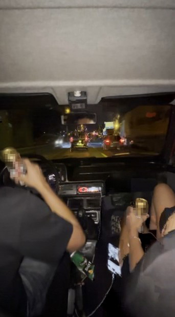 Kocaeli'de bir grup gencin trafikteki tehlikeli yolculuğu, kameralara yansıdı. Sürücünün