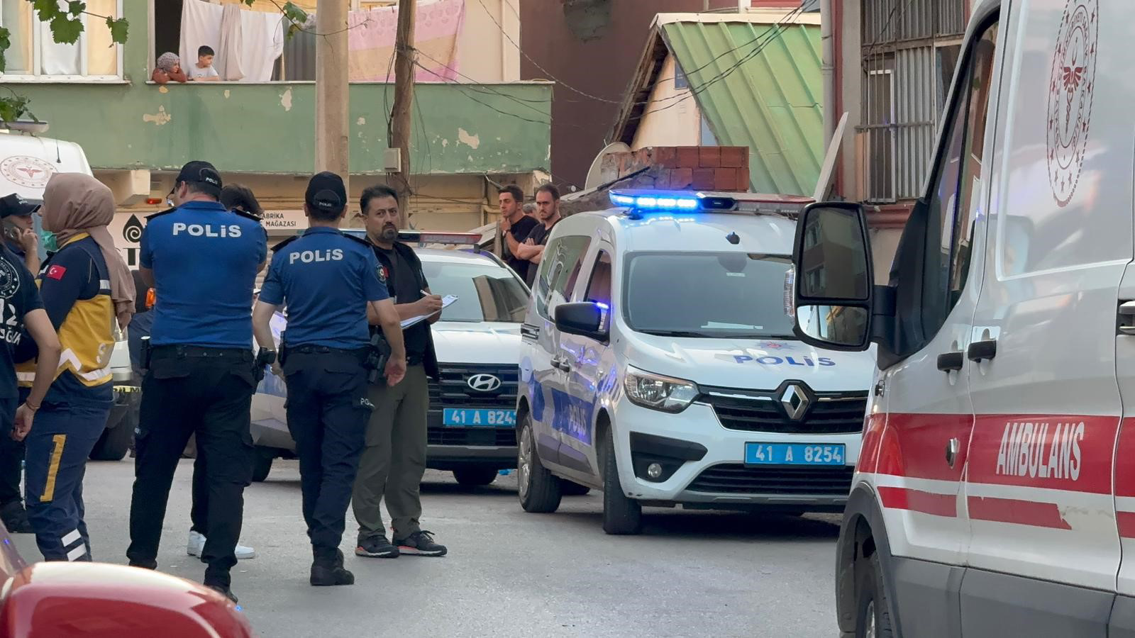 Kocaeli'nin Gebze ilçesinde, bir daireden yayılan kötü koku üzerine eve