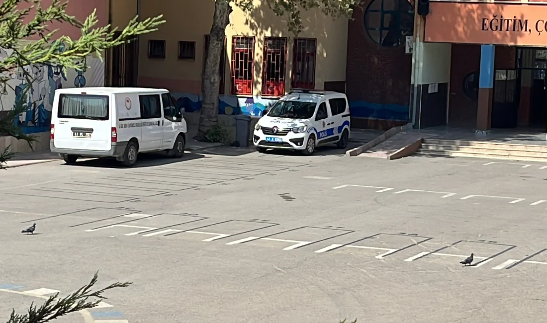 Kocaeli'nin Gebze ilçesinde okul kantininden aldıkları ekler pastadan yiyen 5