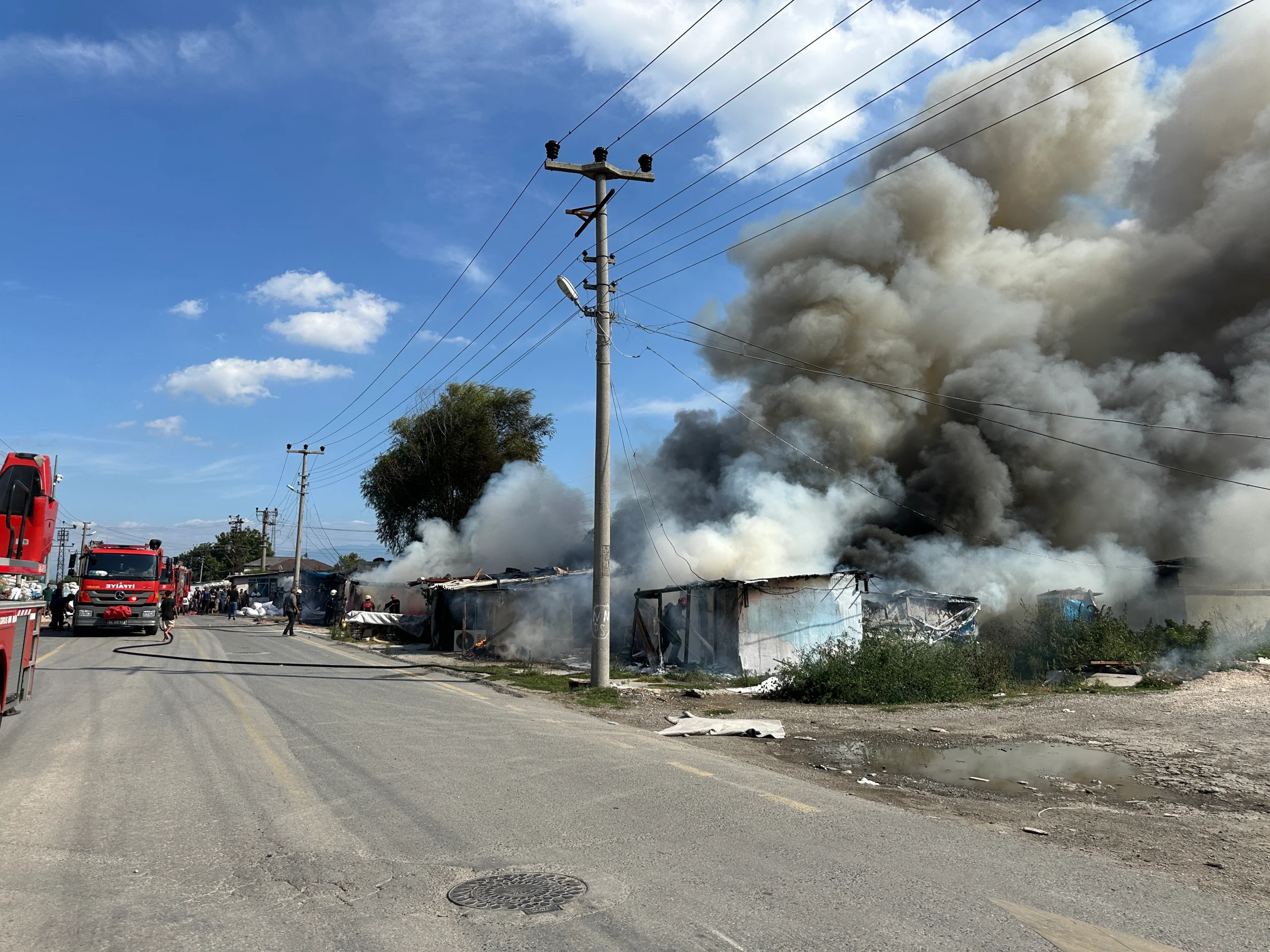 Sakarya'nın Erenler ilçesinde husumetli oldukları öğrenilen iki grup arasında çıkan