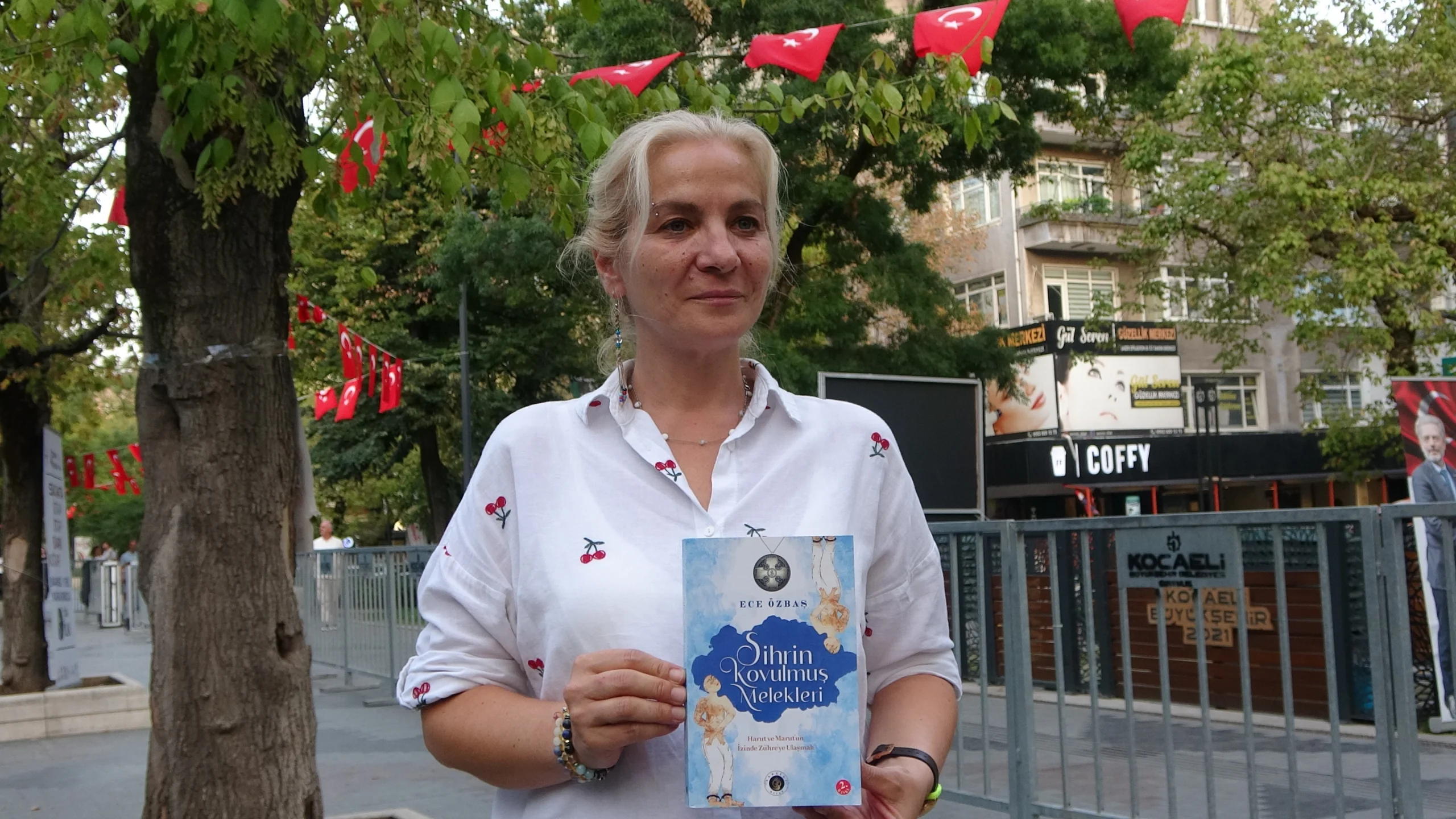 "Kocaeli'nin Yazarları Fuarı" nda okurlarıyla bir araya gelen yazar Ece