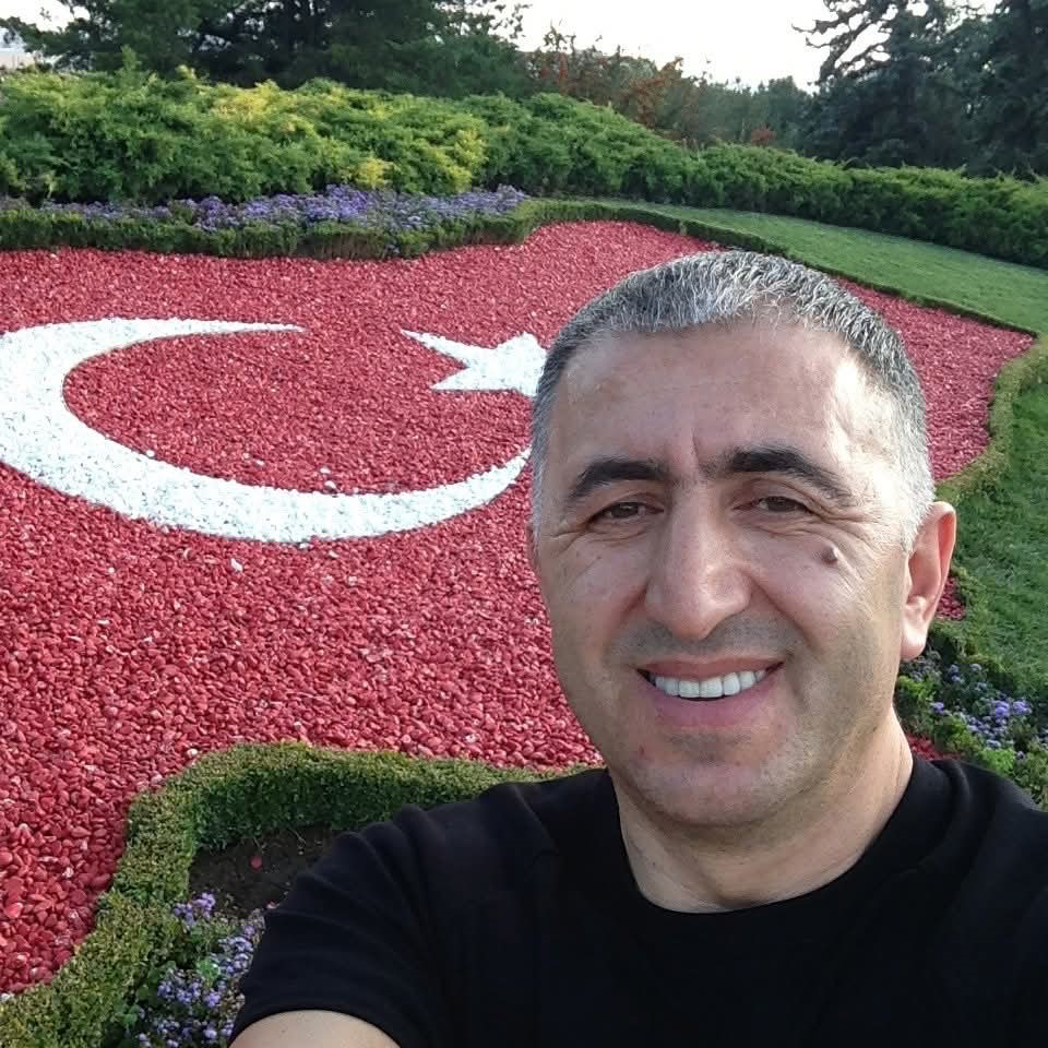 Sakarya’nın Akyazı ilçesinde kontrolünü kaybettiği traktörün devrilmesi neticesinde altında kalan