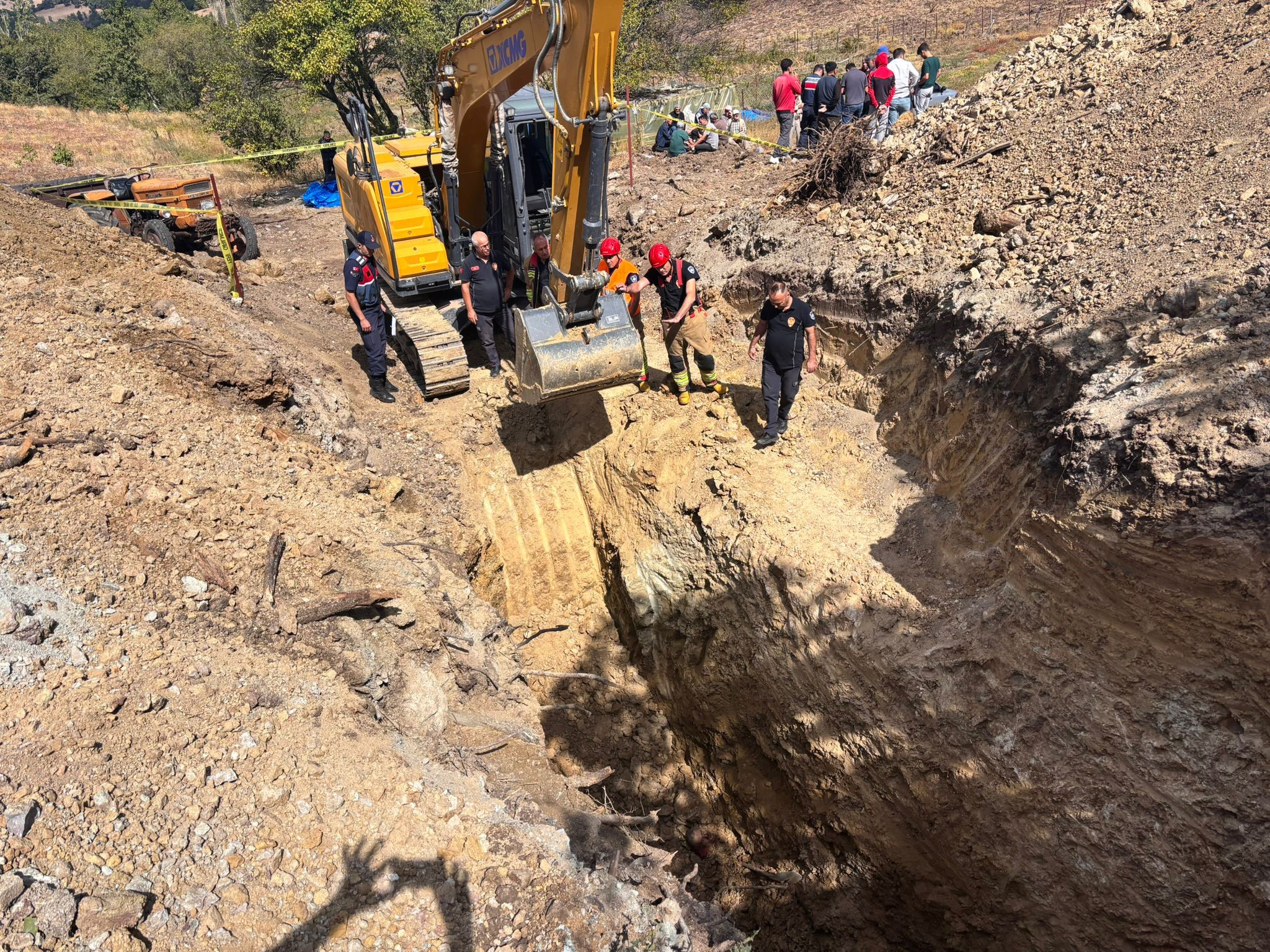 Manisa’nın Akhisar ilçesinde havuz kazısı sırasında meydana gelen toprak kaymasında