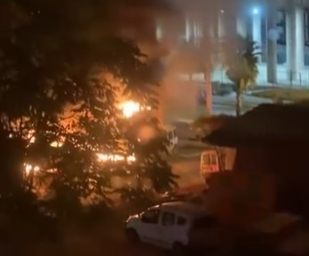 Kocaeli'nin Çayırova ilçesinde sabah saatlerinde bir oto tamirhanesinde çıkan yangının