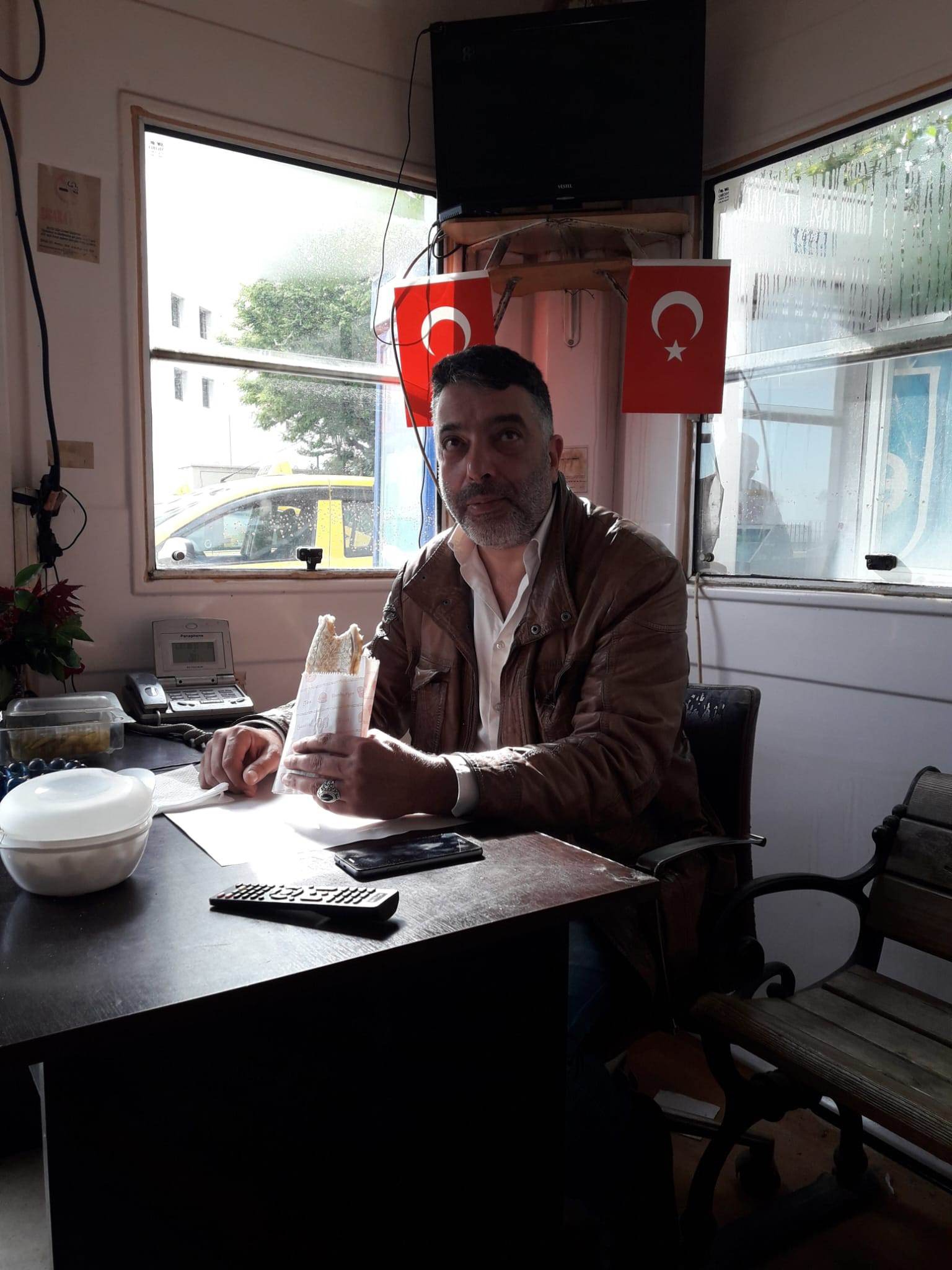 Beyoğlu'nda yolcu olarak aldığı kişi tarafından silahlı saldırıya uğrayan ve