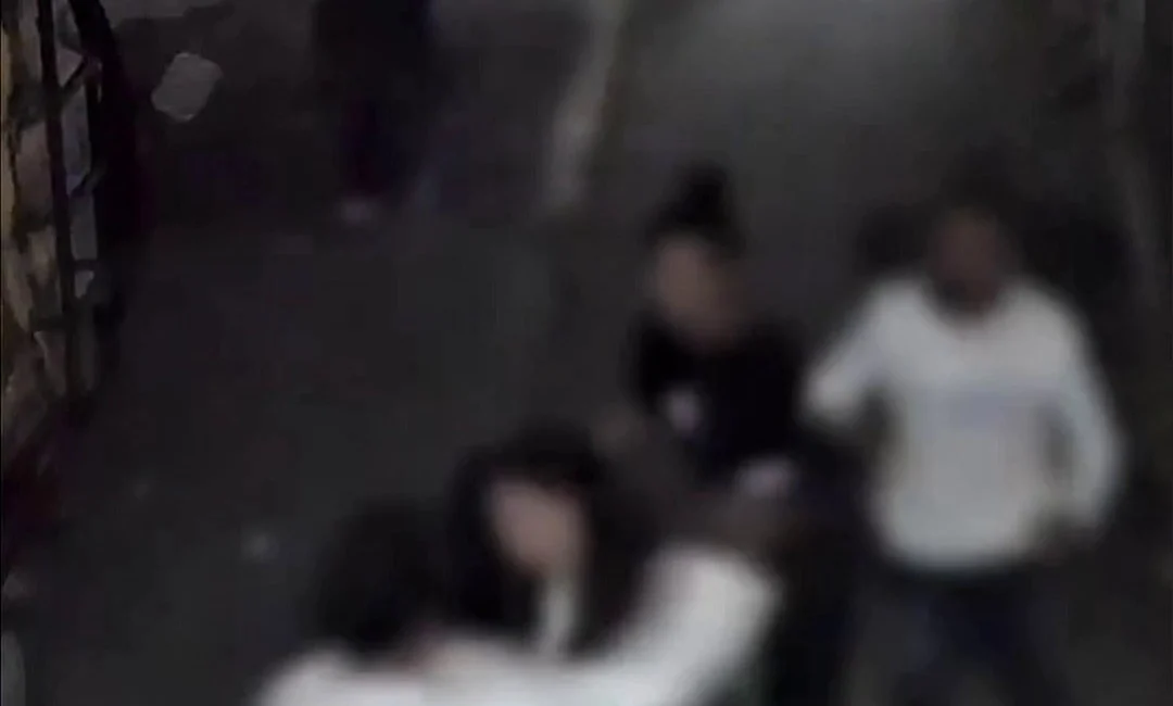 Sakarya'nın Karasu ilçesinde çıkan kavgada 2 kişinin saldırısına uğrayan genç,