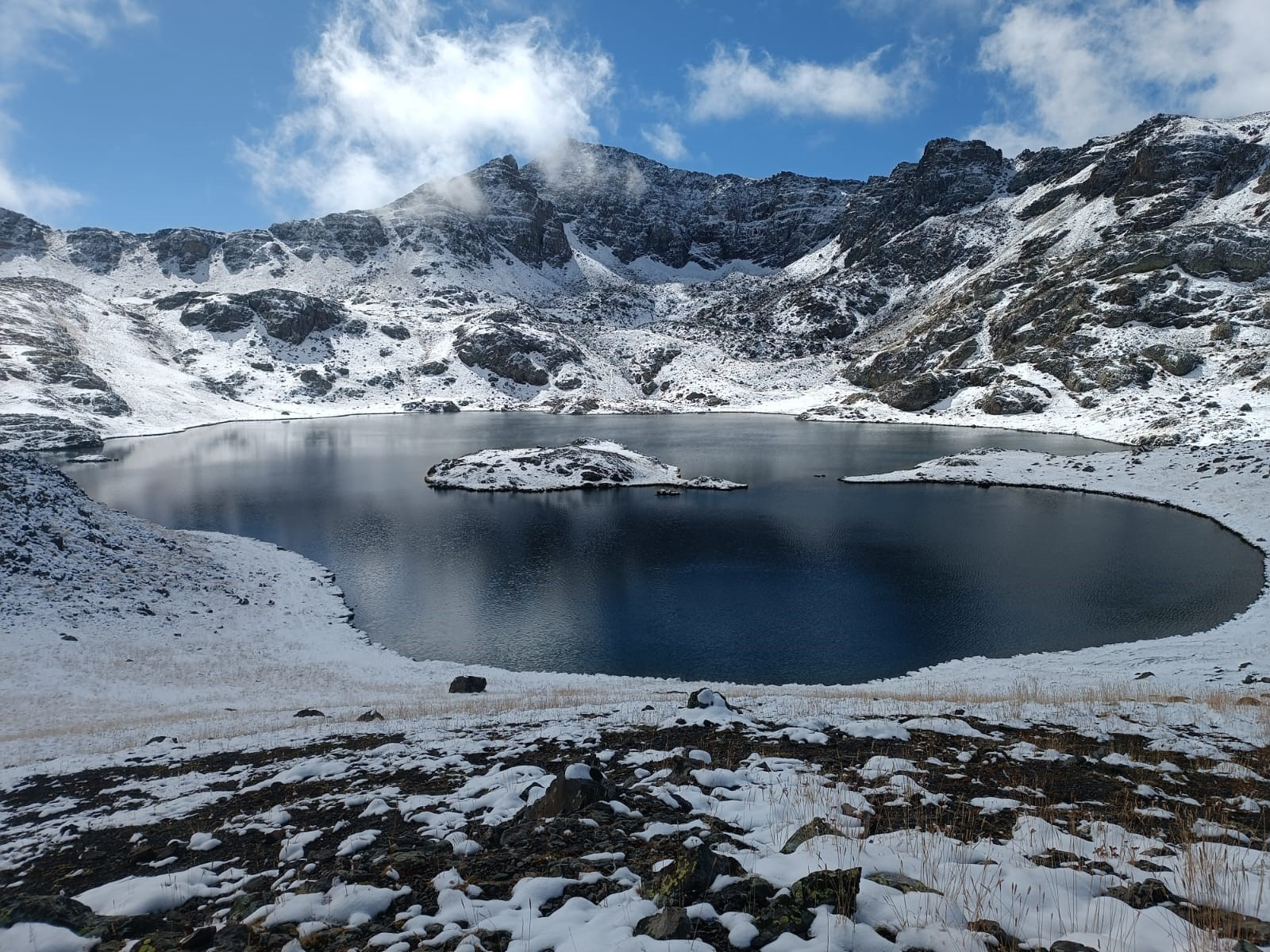 Erzurum'un İspir ilçesi Yedigöller bölgesinde etkili olan kar yağışı sonrası