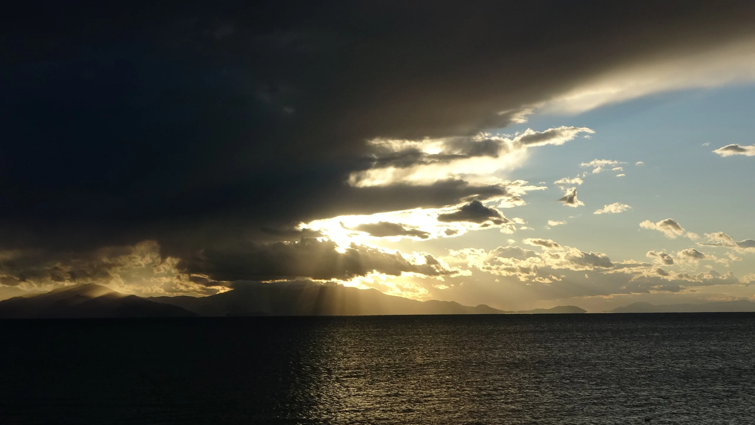 Van semalarında bulutların arasından süzülen ışık hüzmeleri gökyüzünü etkileyici bir