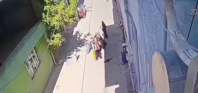 Bursa’da sokak ortasında kucağında çocuğu ile yürüyen bir anne, tartıştığı