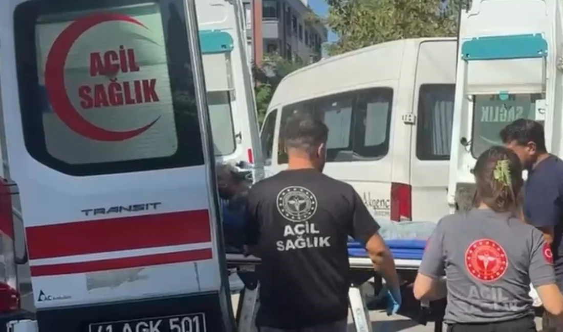 Kocaeli'nin Gebze ilçesinde 5 katlı apartmanda çıkan yangında dumandan etkilenen