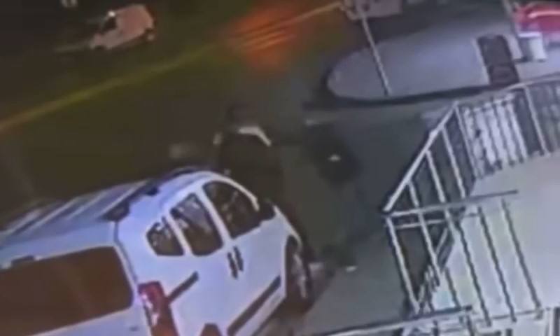 Kocaeli'nin Darıca ilçesinde 10 yerinden bıçaklanan şahıs yaralanırken, olay anı