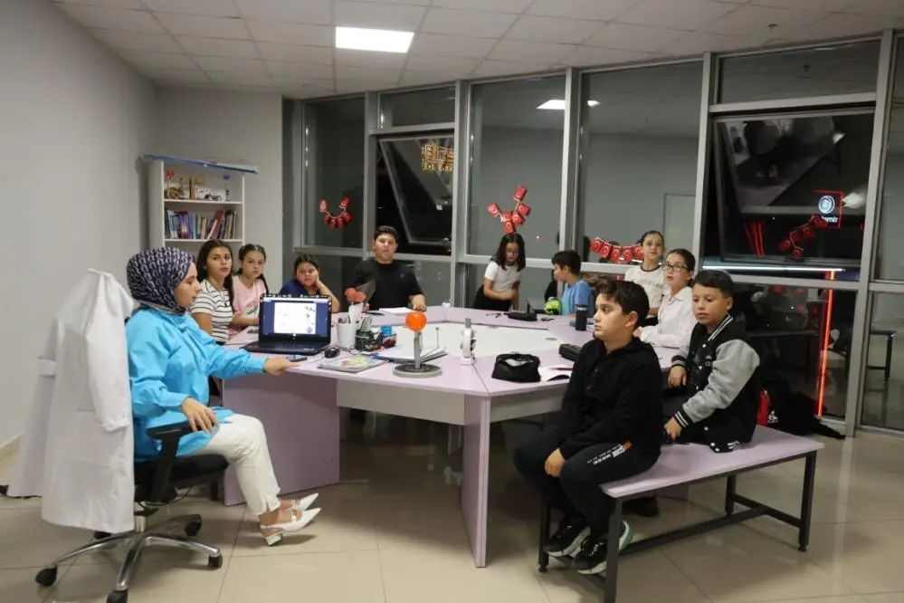 Genç Akademi'de, robotik kodlama, 3D yazıcı uygulamaları, İngilizce, resim, ebru,