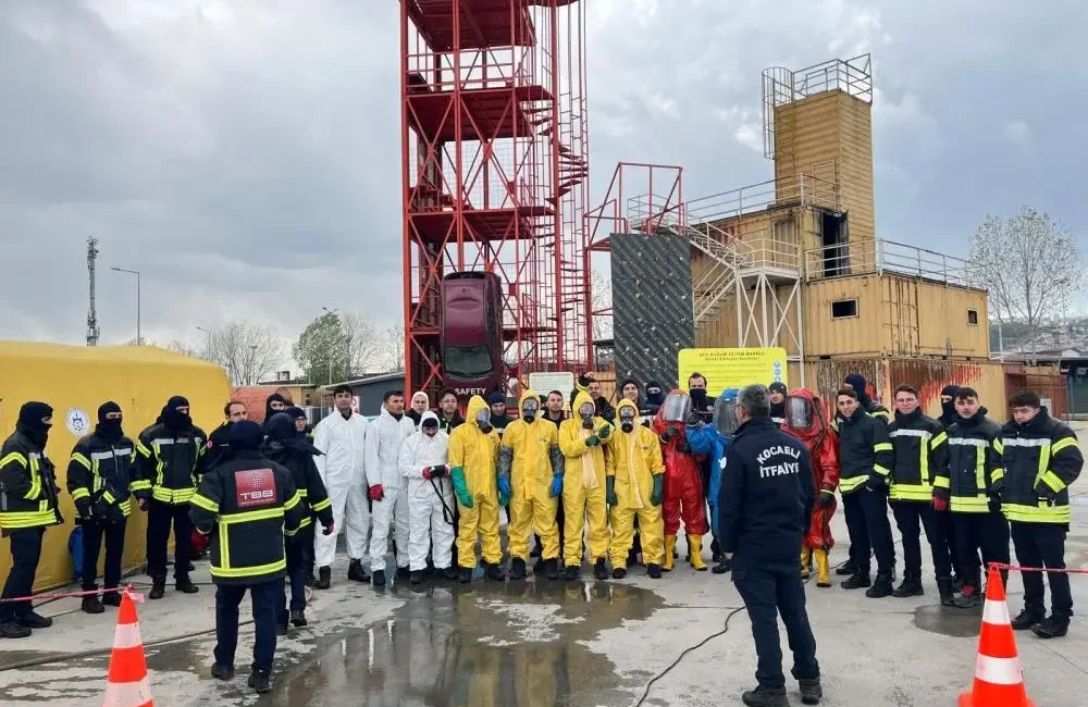 Kocaeli Büyükşehir Belediye Başkanı Tahir Büyükakın, itfaiye erlerinin sadece kentin