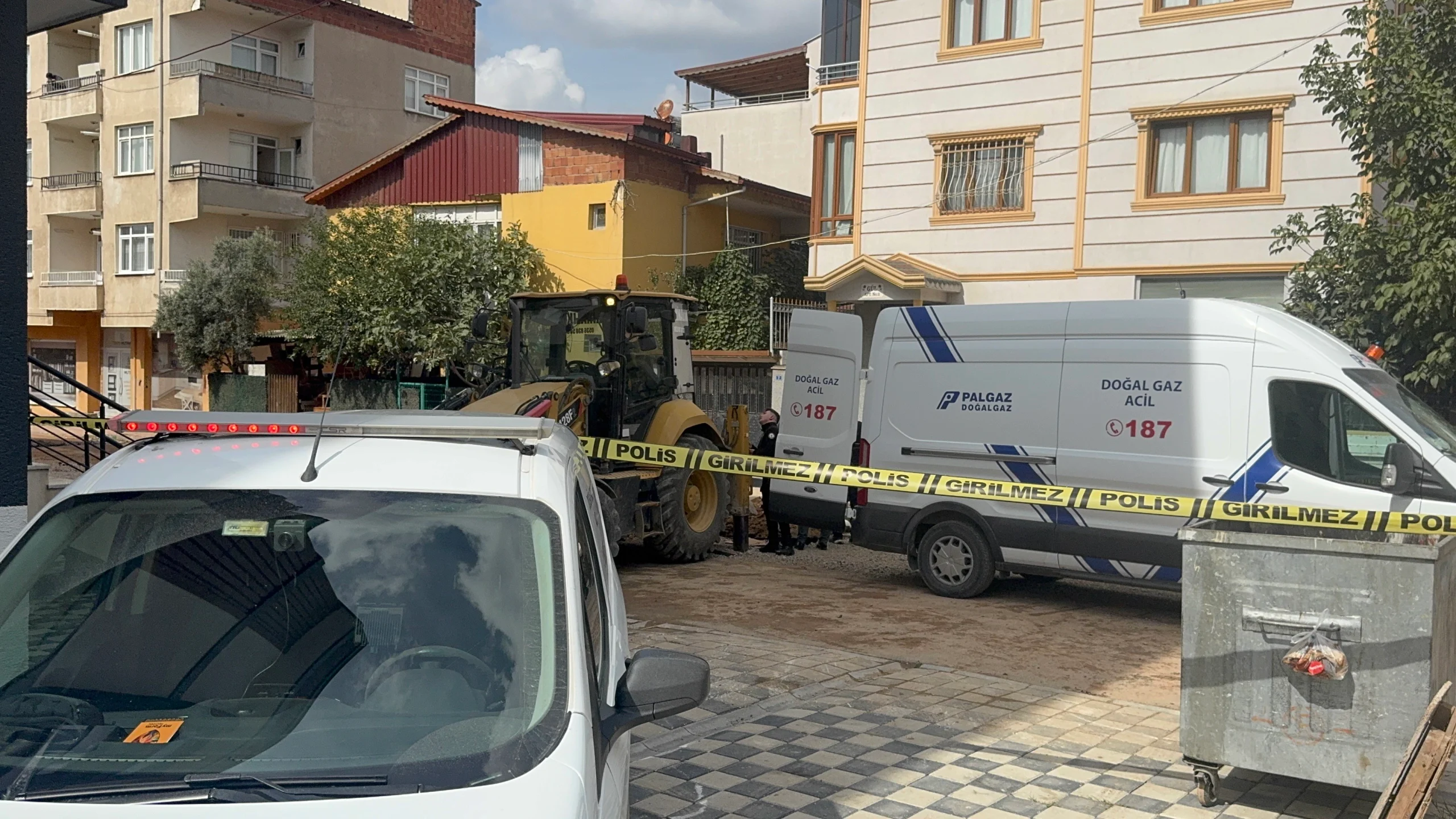 Kocaeli'nin Darıca ilçesinde altyapı çalışması sırasında doğal gaz borusu delindi.
