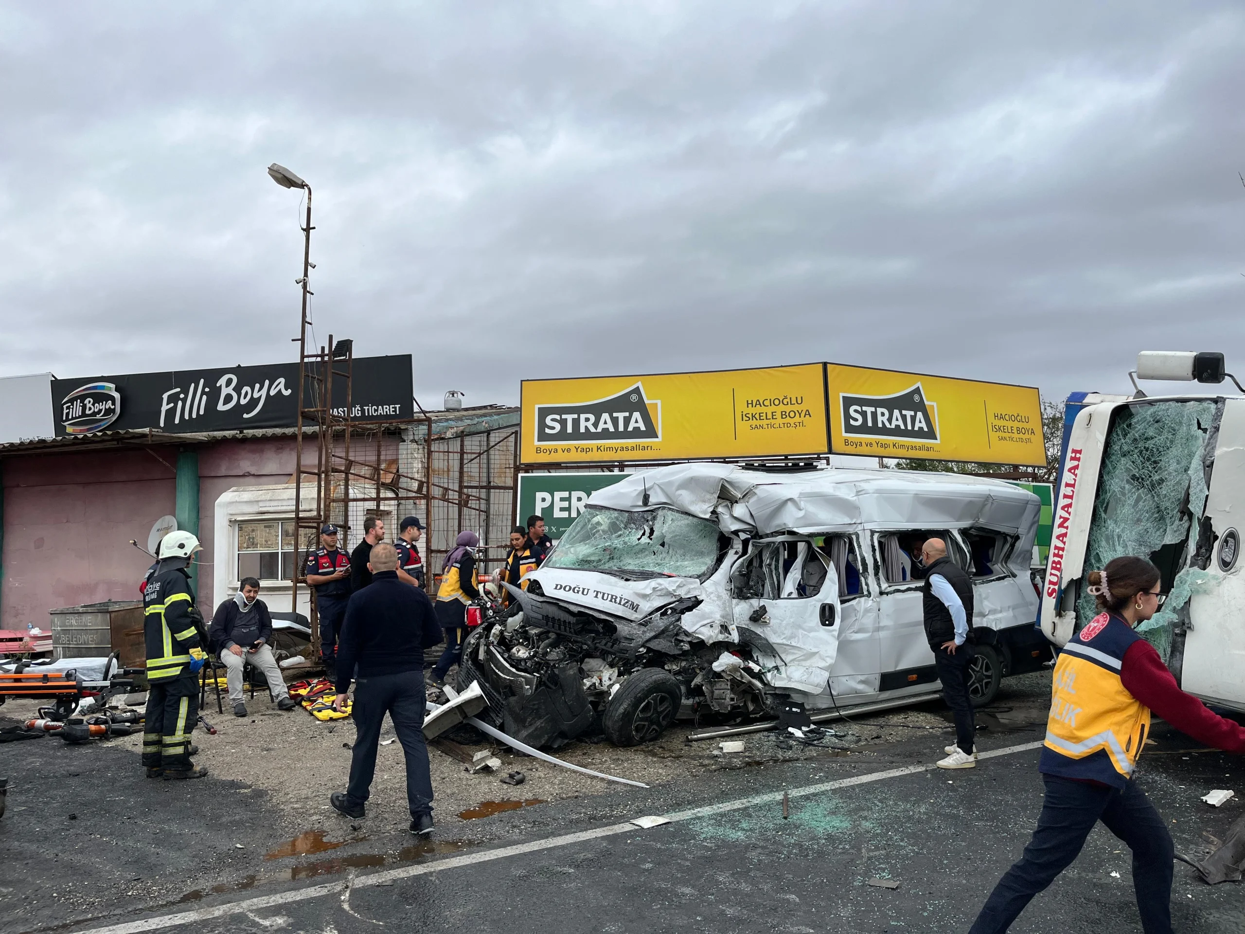 Tekirdağ'ın Ergene ilçesinde kamyon ile işçi servisinin kafa kafaya çarpıştığı