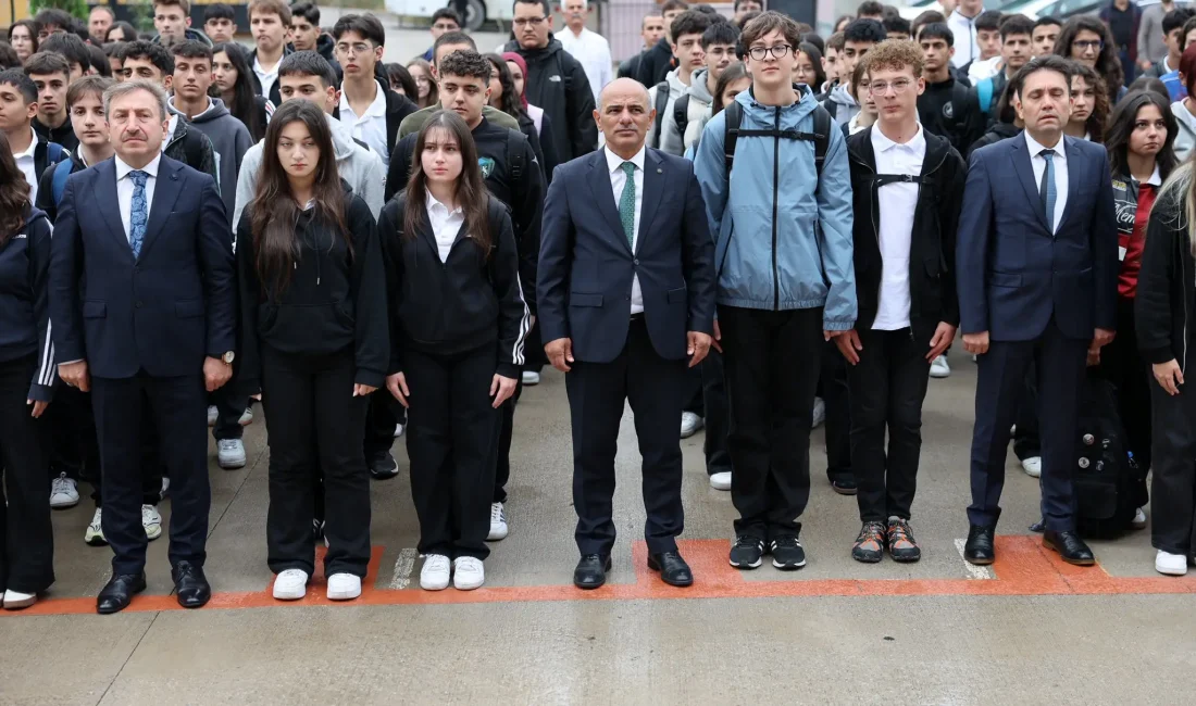 Körfez Belediye Başkanı Şener Söğüt, Körfez Yarımca Anadolu Lisesi’nde düzenlenen